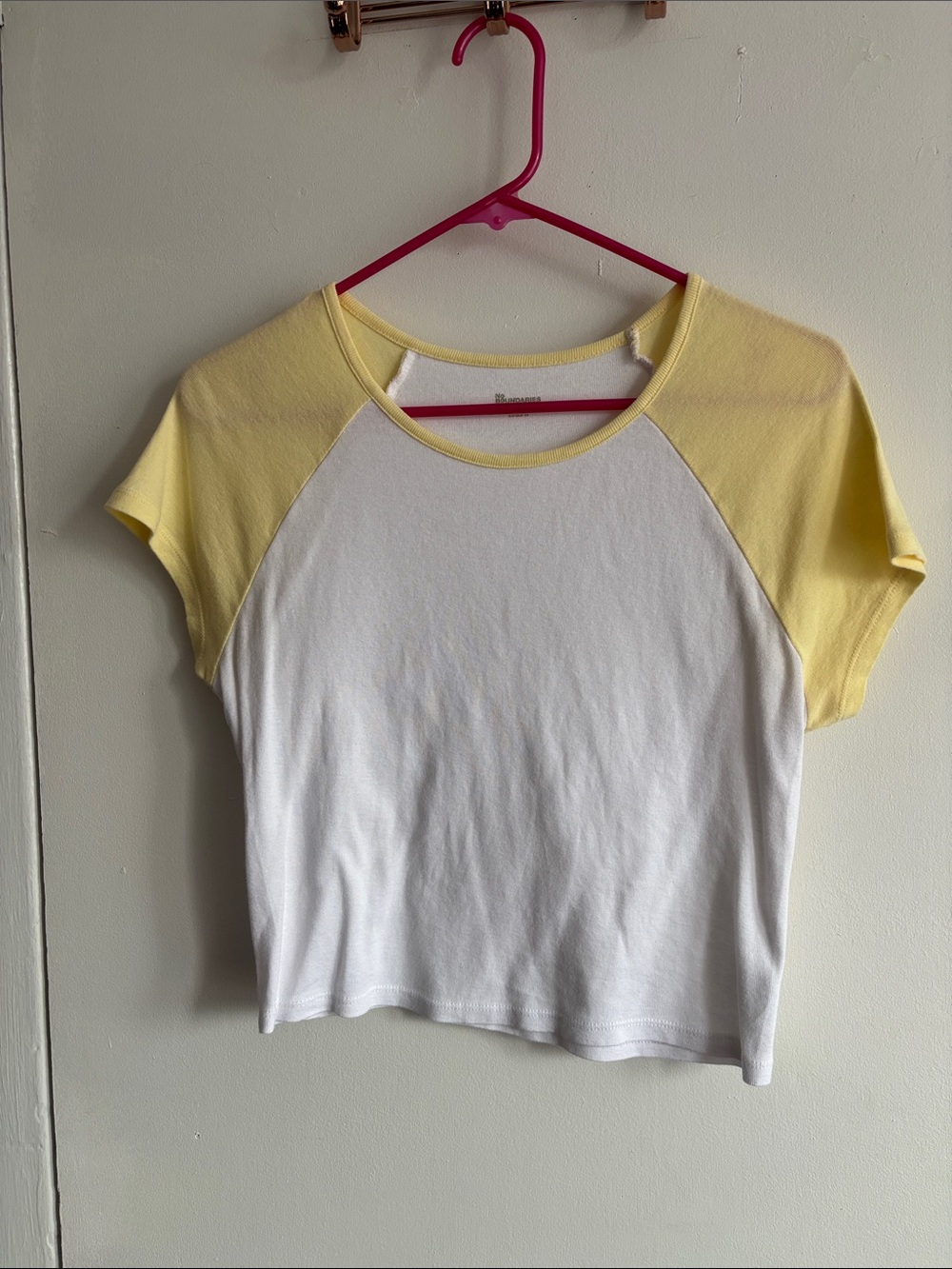 No Boundaries juniors medium short Sleeve color block Tee yellow white